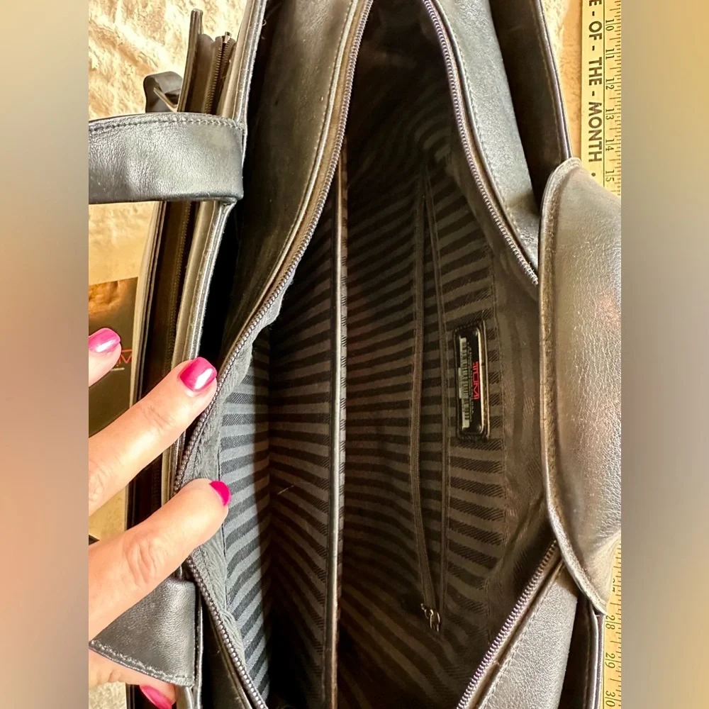 Tumi Large Black Leather laptop briefcase. Vntg. I owned since 2000. Preowned